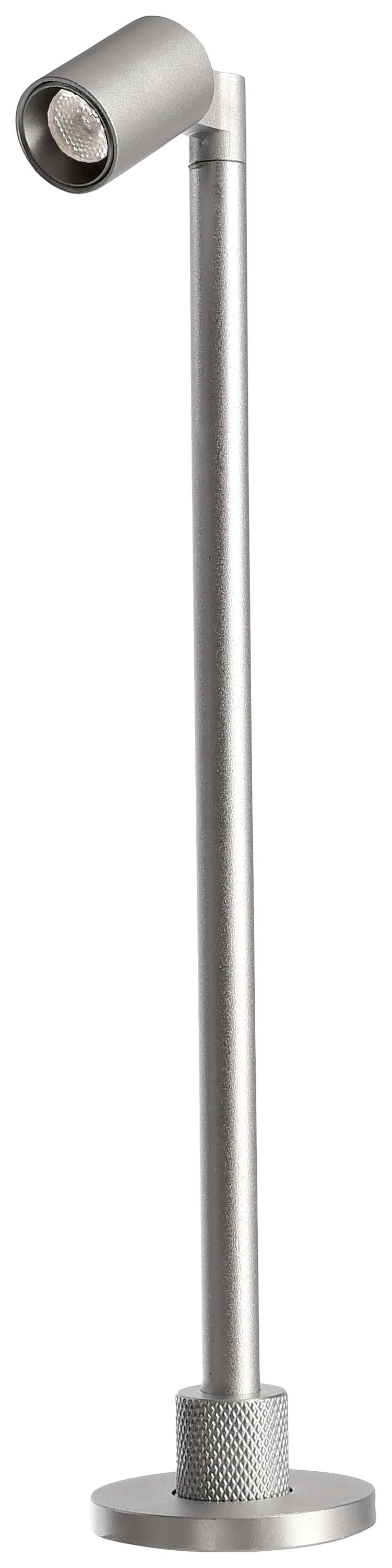 Eine silberne Stehlampe mit einem schwenkbaren Kopf. Ideal für gezielte Beleuchtung in modernen Innenräumen.