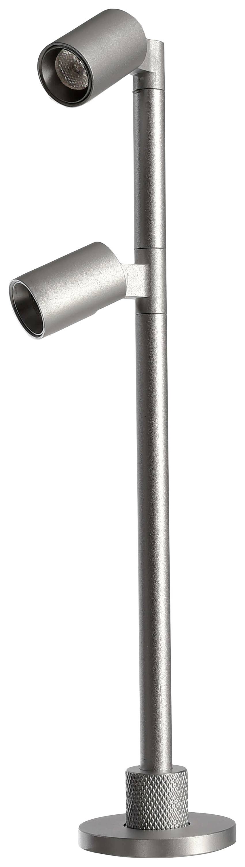 Silberfarbene, moderne Stehlampe mit zwei verstellbaren Leuchtköpfen, geeignet für gezielte Beleuchtung von Innenräumen.
