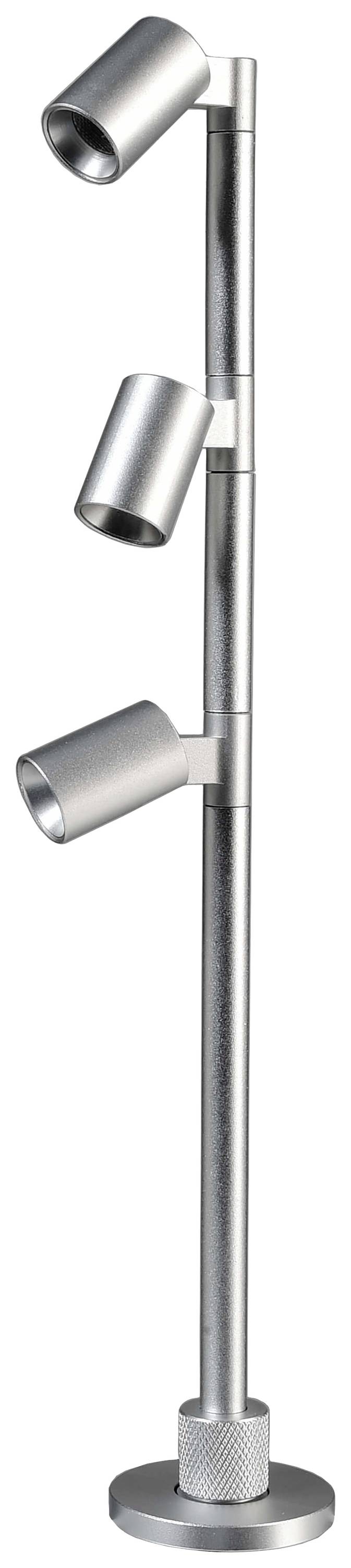 Eine silberne Stehleuchte mit drei verstellbaren Lampenköpfen in modernem Design. Ideal für gezielte Beleuchtung in Wohnräumen.