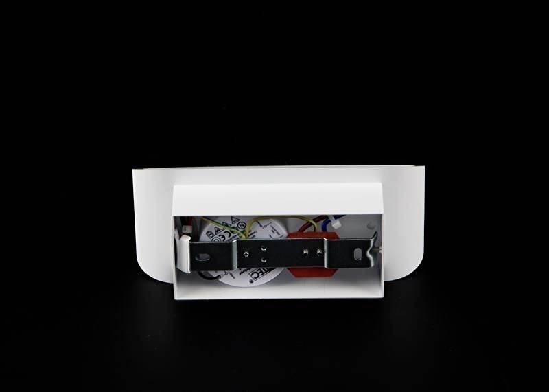 Ein weißer Wandhaken, an dem Schlüsselbänder mit bedruckten Karten hängen, vor einem schwarzen Hintergrund.