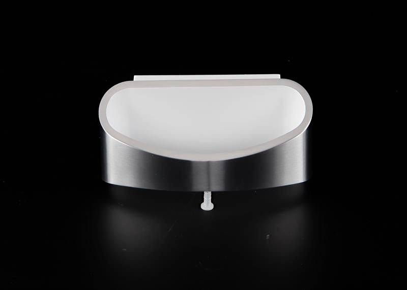 Eine moderne, ovale Lampe mit silbernem Gehäuse und einer Befestigungsschraube darunter, vor schwarzem Hintergrund.