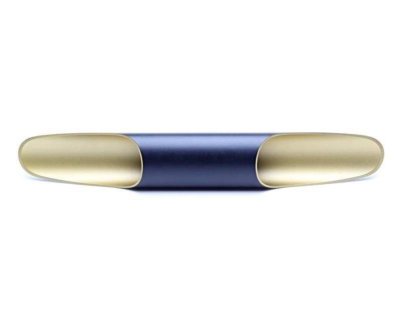 Eine moderne, zylinderförmige LED-Wandleuchte mit goldenen Enden und einem blauen Gehäuse. Sie strahlt Licht an beiden Seiten aus.