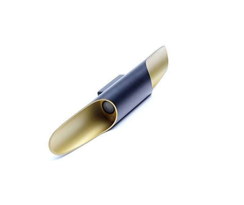 Ein goldfarbenes und schwarz mattes Saxophon-Mundstück, das auf einer weißen Fläche liegt, mit einem schlichten, modernen Design.