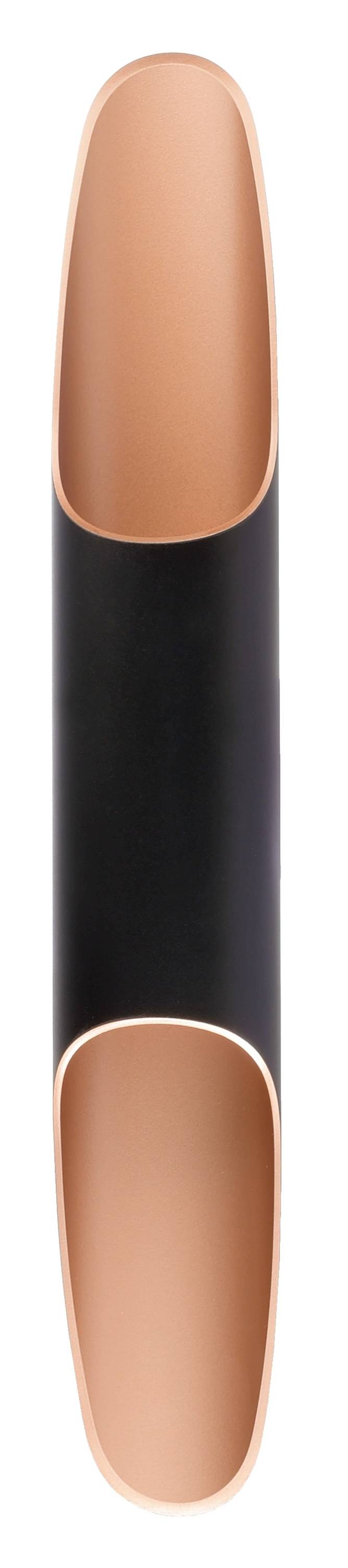 Ein Lippenstift mit schwarzem Gehäuse und rotbrauner Spitze, vertikal ausgerichtet.