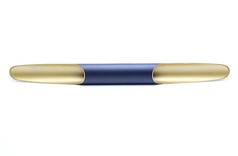 Ein eleganter, gold- und blau-farbener Stift mit glatter Oberfläche, horizontal liegend auf weißem Hintergrund.