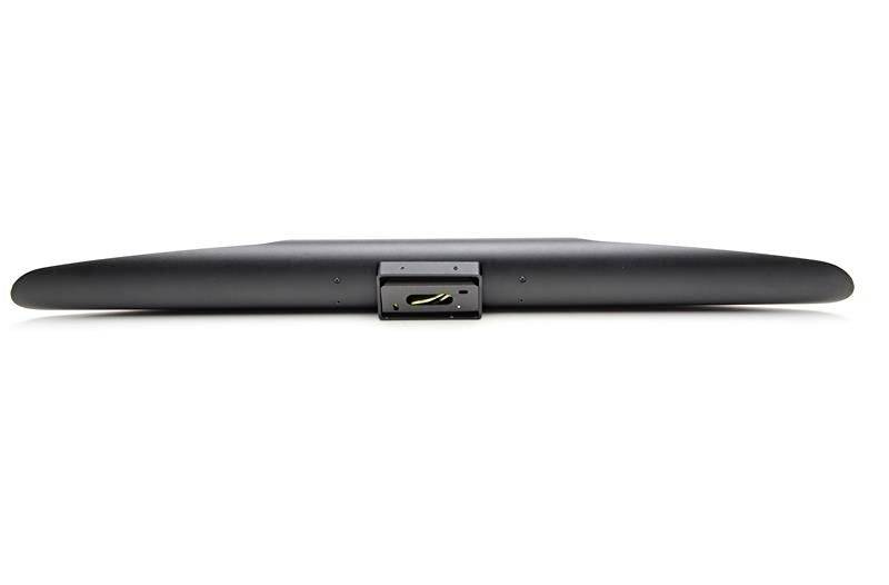 Eine flache, schwarze Geräteunterseite mit einem zentralen USB-Anschluss in der Mitte der unteren Kante.