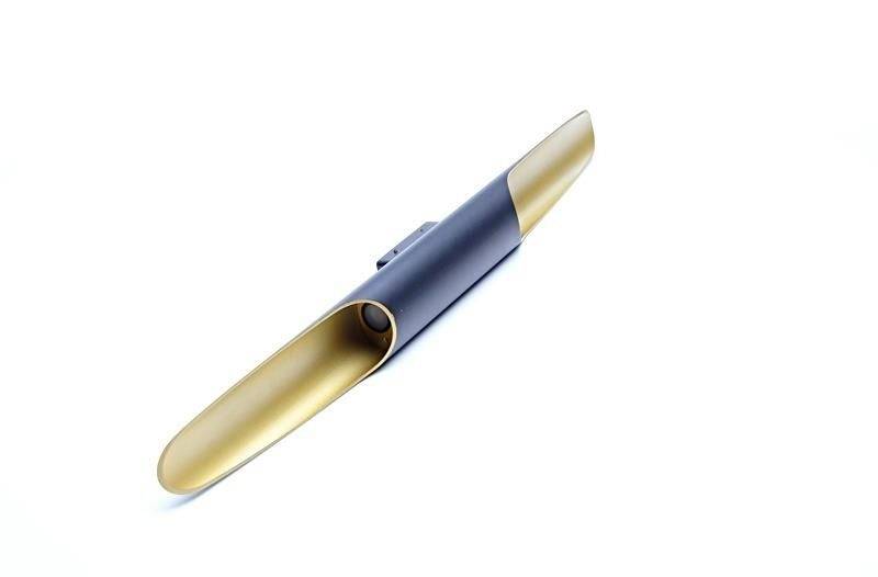 Ein futuristisches, goldfarbenes und schwarzes Objekt mit schlankem, gebogenem Design. Es sieht aus wie ein modernes technisches Gerät.