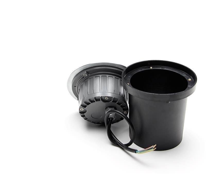 Asymmetrische Bodeneinbauleuchte HP VII aus Edelstahl in silber, mit 3000K, warmweiß, IP67, inkl. PVC-Einbaugehäuse