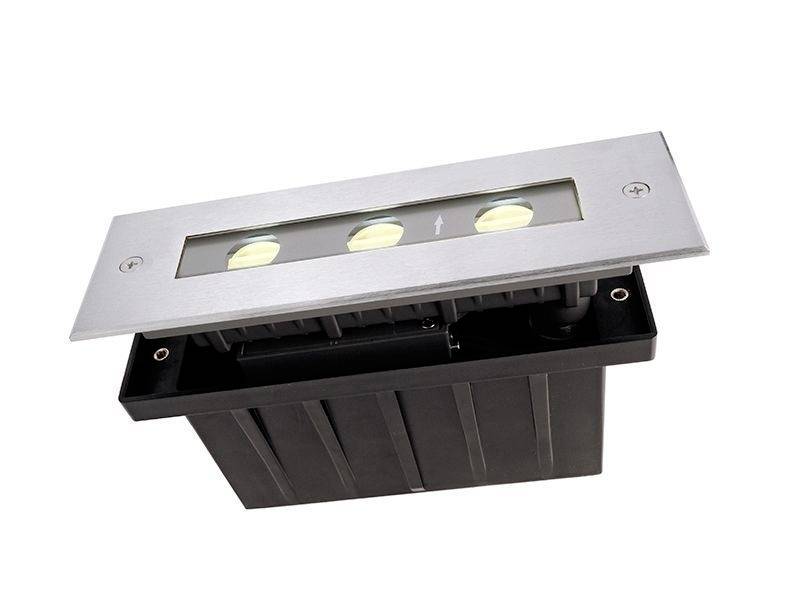 Rechteckige Einbauleuchte mit drei runden LED-Lichtern in Edelstahlrahmen, geeignet für Bodeninstallation.