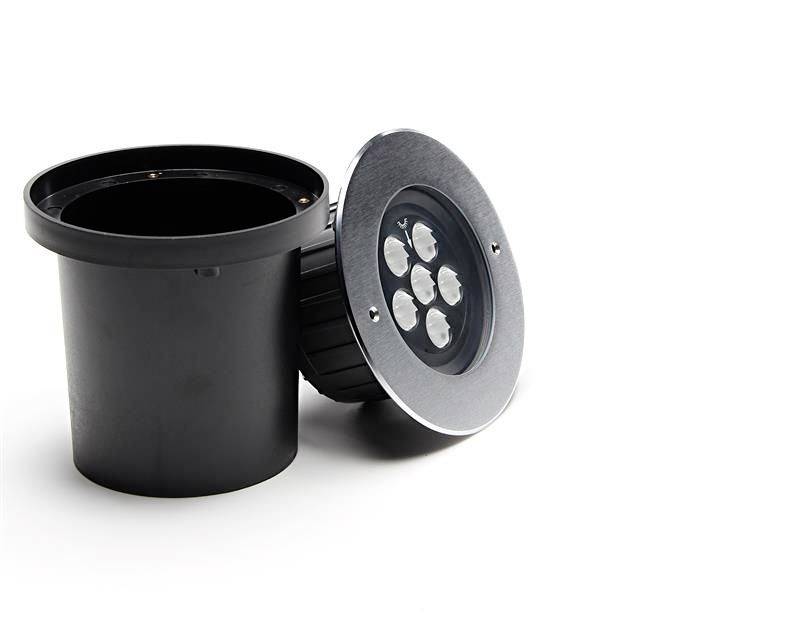 Eine schwarze Bodenleuchte mit offener Abdeckung zeigt sechs LED-Lampen.