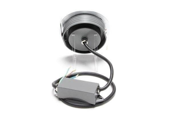 Eine schwarze Deckenleuchte mit angeschlossenem Kabel und einem grauen elektrischen Anschlusskasten.