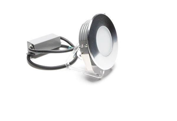 Ein runder LED-Deckeneinbauspot mit silbernem Rahmen, verbunden mit einem schwarzen Kabel und grauem Konverter.