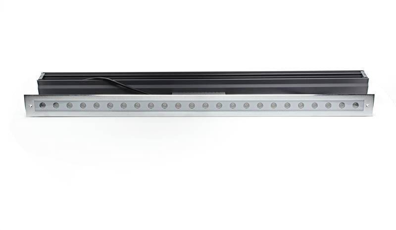 Einzelne LED-Leiste in Schwarz und Silber, horizontal ausgerichtet, mit mehreren runden Lichter auf einem weißen Hintergrund.