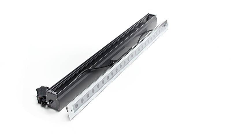 Ein grauweißer Metallträger mit Lochreihen und schwarzer Anschlussleiste, möglicherweise ein Teil einer technischen oder elektrischen Vorrichtung.
