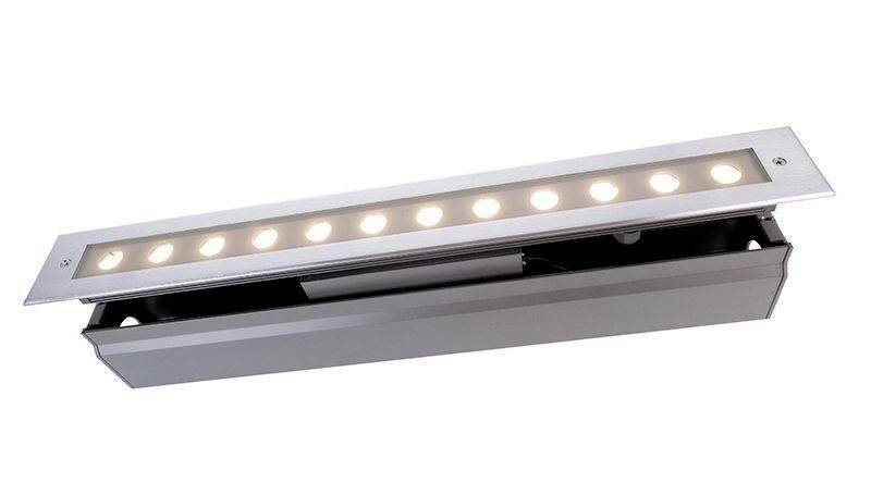 Ein rechteckiger, eingebauter LED-Strahler mit mehreren Leuchten in einer länglichen Anordnung, passend für Boden- oder Wandmontage.