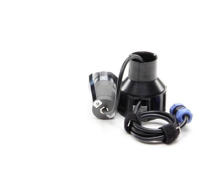 Schwarzes Kabel mit schwarzen und blauen Verbindungsstücken, auf weißem Hintergrund. Elektronisches Zubehörteil.