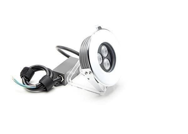 LED-Einbauleuchte mit rundem Gehäuse und drei sichtbaren LEDs, auf einem Kabel mit Anschlusskomponenten montiert.