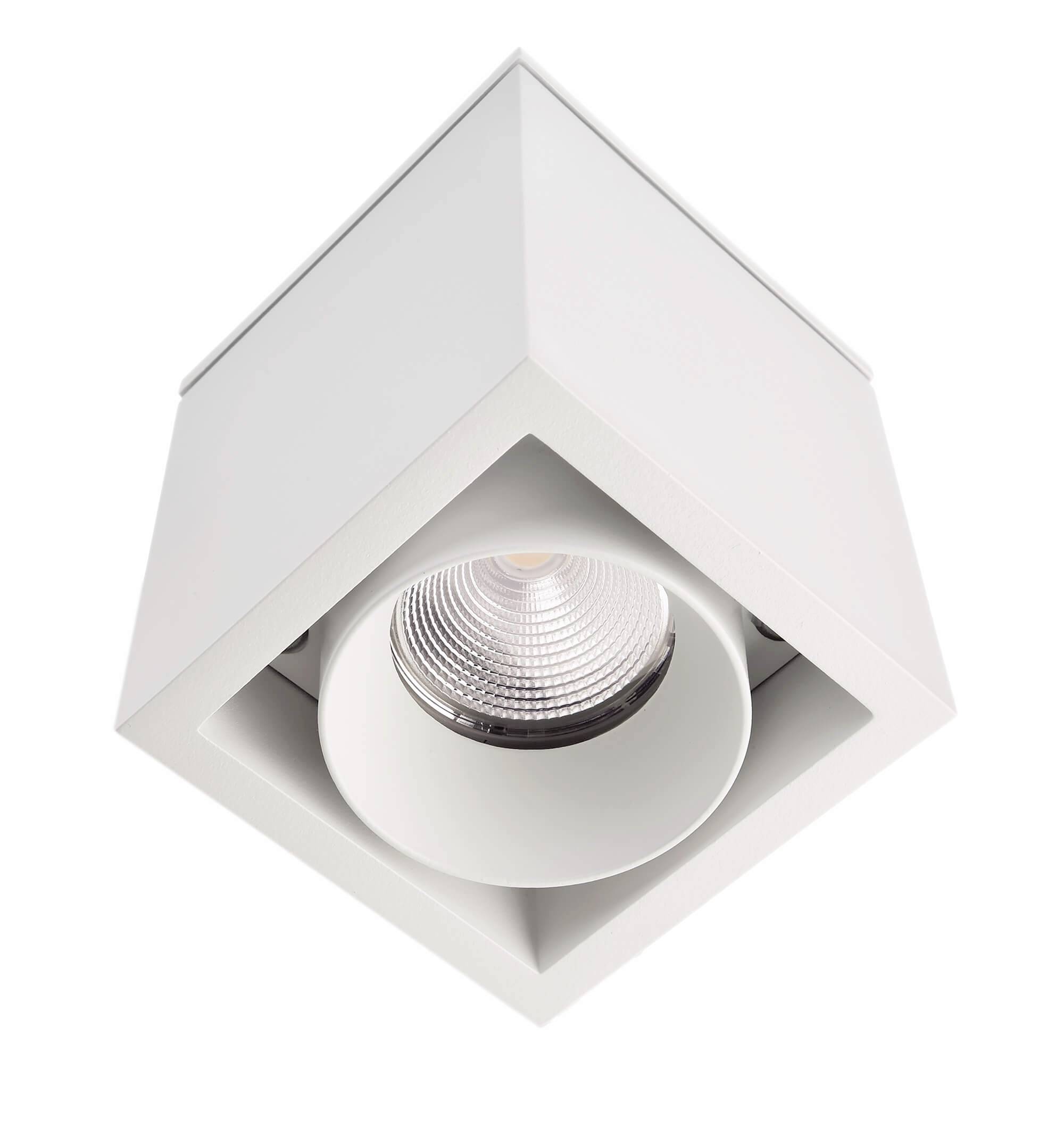 Weiße, kubische Deckenleuchte mit zentralem, runden Spotstrahler, der für gerichtetes Licht sorgt. Ideal für moderne Innenräume.