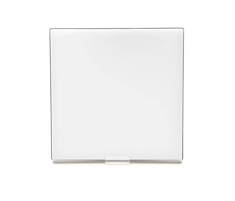 Ein weißes, quadratisches Leuchtpanel vor einem weißen Hintergrund.