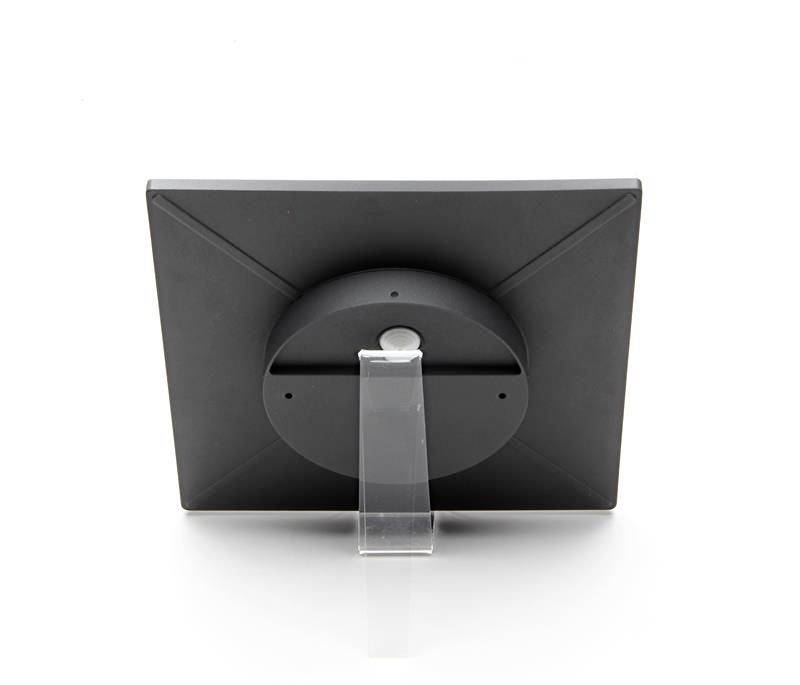 Ein digitaler Bilderrahmen in Schwarz, Rückansicht. Er steht auf einem transparenten Ständer.