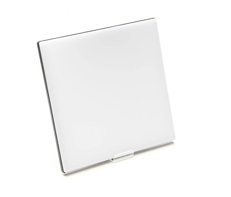 Weißer quadratischer Bilderrahmen steht schräg auf einem kleinen Ständer auf weißem Hintergrund.