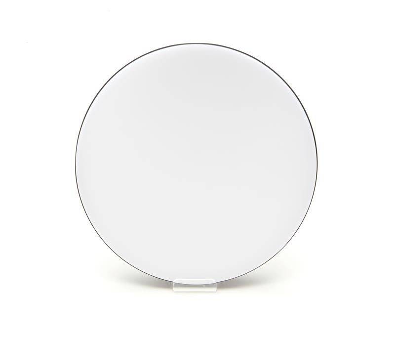 Ein leerer, weißer Teller auf einem weißem Hintergrund.