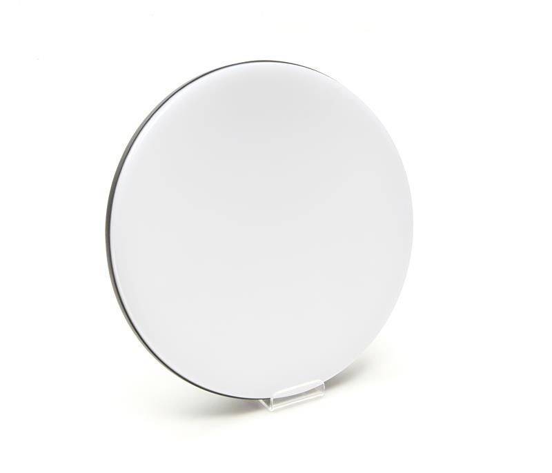 Eine glatte, runde, weiße Scheibe steht aufrecht auf einem transparenten Ständer vor weißem Hintergrund.