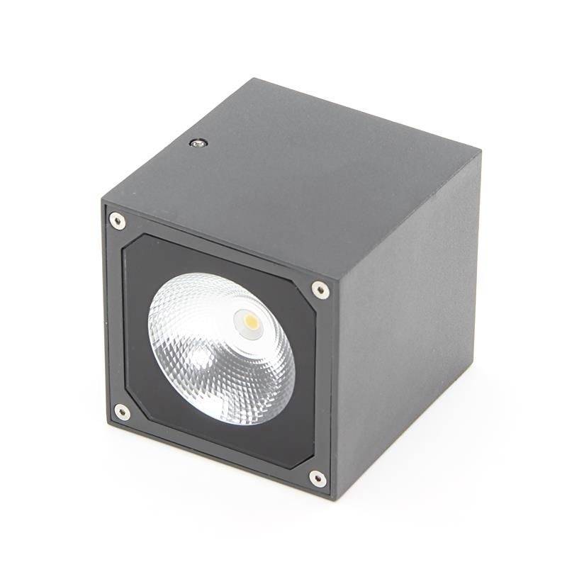 Ein quadratischer, schwarzer LED-Scheinwerfer in einem metallischen Gehäuse mit einem einzelnen, kreisförmigen Licht im Zentrum.