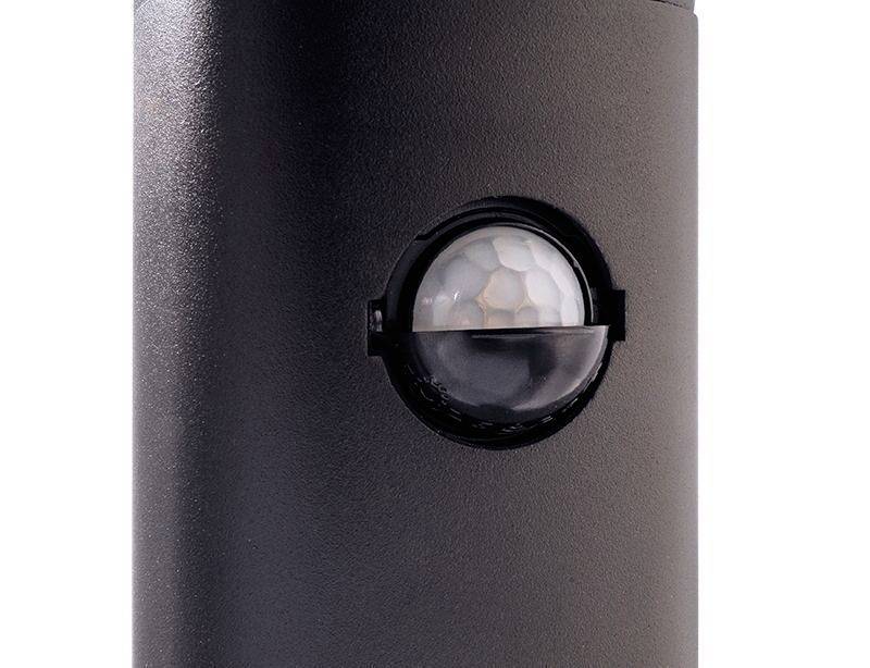 Ein schwarzer Bewegungssensor in zylindrischer Form mit einer gewölbten Linse in der Mitte zur Erfassung von Bewegung.