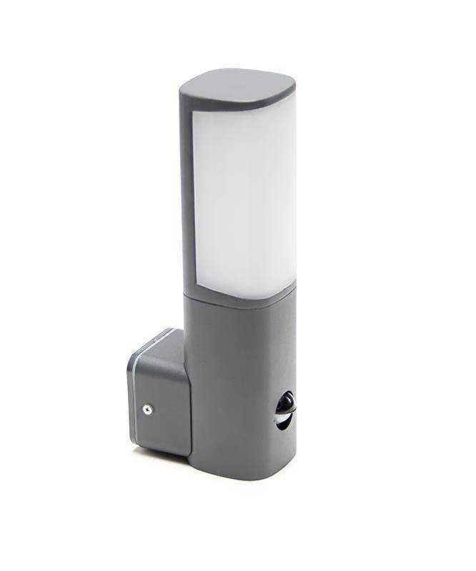 Schwarze, moderne Außenleuchte mit rechteckigem, weißem Lampenschirm und Bewegungsmelder an der Unterseite.