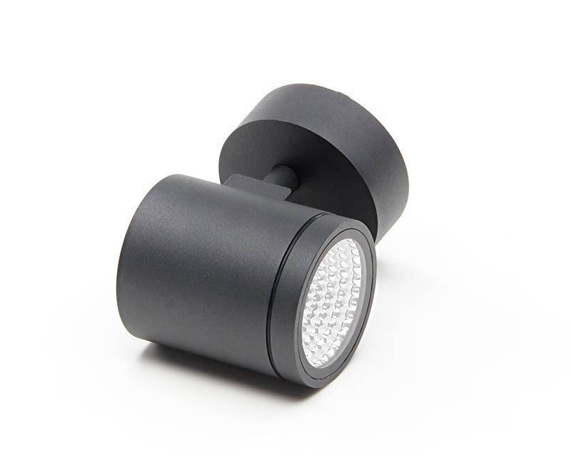 Ein schwarzer zylindrischer LED-Strahler mit geriffelter Linse, geeignet zur gezielten Beleuchtung in Innenräumen.