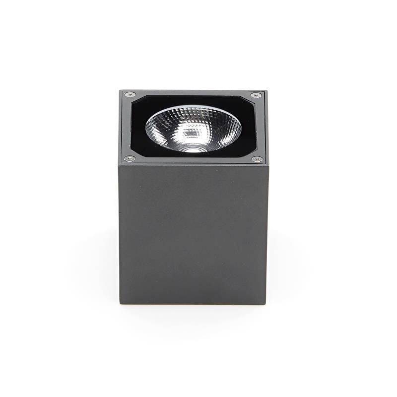 Schwarze, würfelförmige LED-Deckenleuchte mit sichtbarem Reflektor im Zentrum. Ideal für modernes, minimalistisches Innenraumdesign.