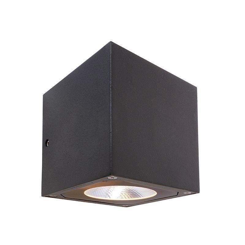 Eine schwarze, quadratische Außenleuchte mit eingebautem Spot, der nach unten leuchtet. Ideal für moderne Wand- oder Deckenmontage.