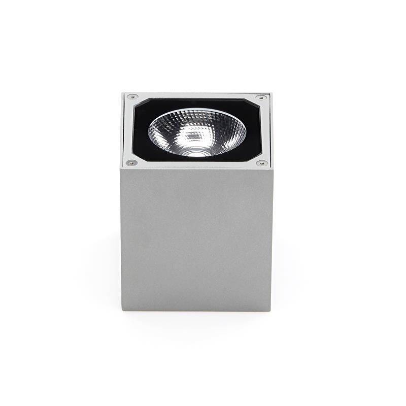 Eine silberne, rechteckige Deckenlampe mit sichtbarem LED-Leuchtmittel und moderner, minimalistischer Gestaltung.