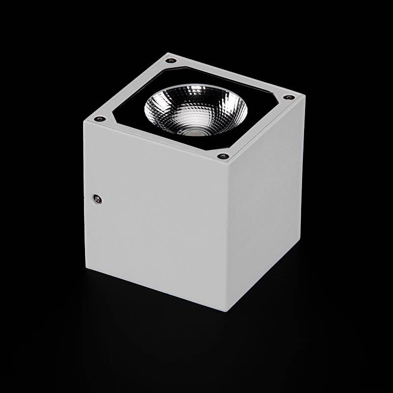 Ein weißer quadratischer LED-Strahler auf schwarzem Hintergrund.