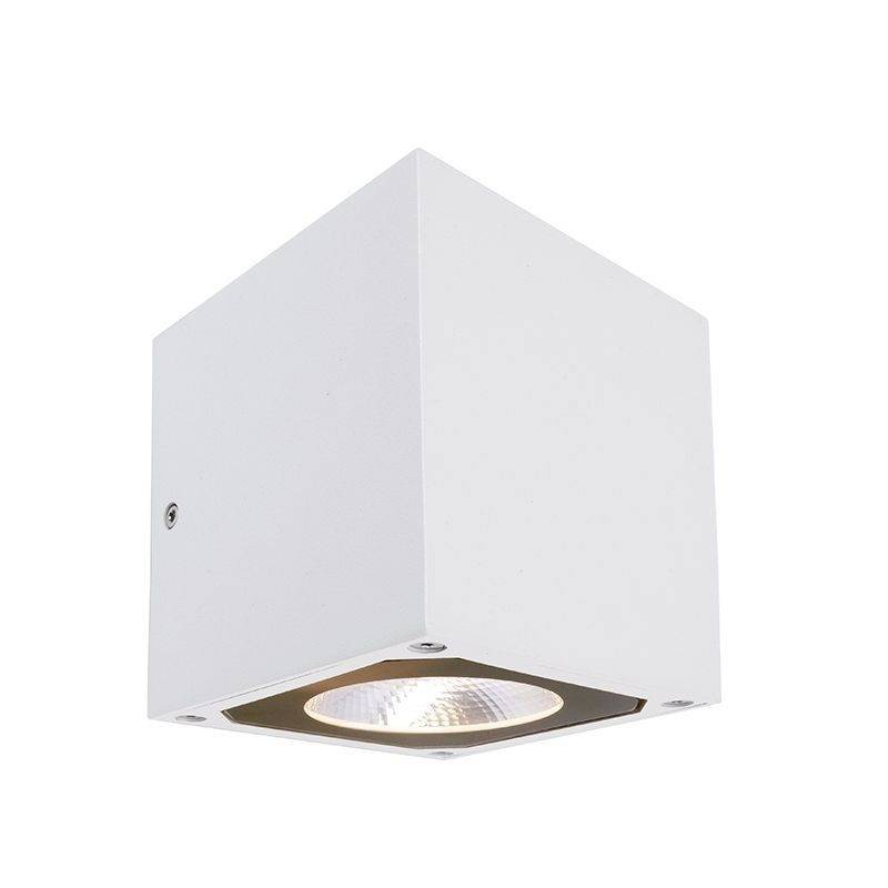 Eine moderne, würfelförmige Außenlampe aus weißem Metall, die nach unten strahlt. Ideal für Wandmontage zur Beleuchtung.