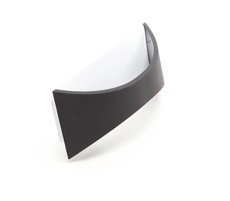 Schwarze, halbmondförmige Wandlampe mit weißem Innenbereich, eignet sich für indirekte Beleuchtung an Wänden oder Decken.