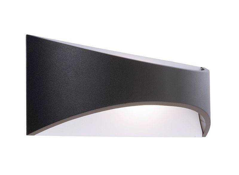 Eine moderne, schwarze Wandleuchte mit einem geschwungenen Design strahlt weiches, diffuses Licht nach unten aus.
