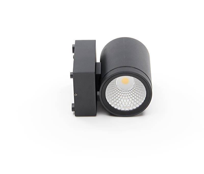 Schwarzer LED-Strahler mit zylindrischem Gehäuse und honigwabenähnlichem Reflektor, geeignet für direktionale Beleuchtung.