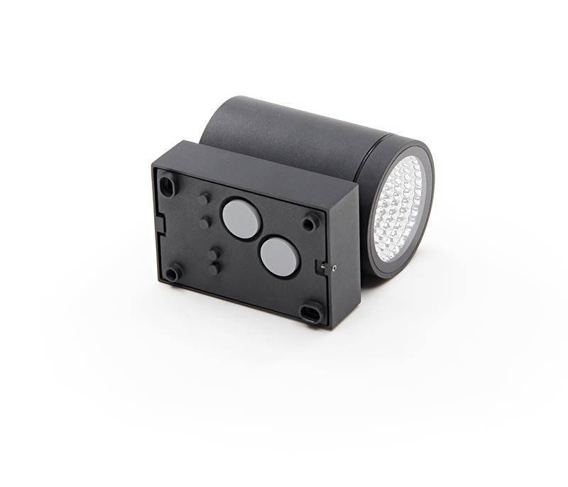 Ein schwarzes zylindrisches LED-Licht mit rechteckiger Basis, geeignet für Wand- oder Deckenmontage in Innenräumen.