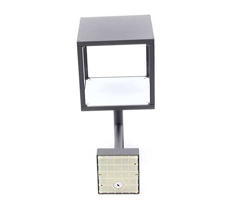 Eine quadratische, graue Outdoor-Lampe mit offenem Design auf einem kurzen Standfuß. Unten befindet sich eine quadratische Lampe.