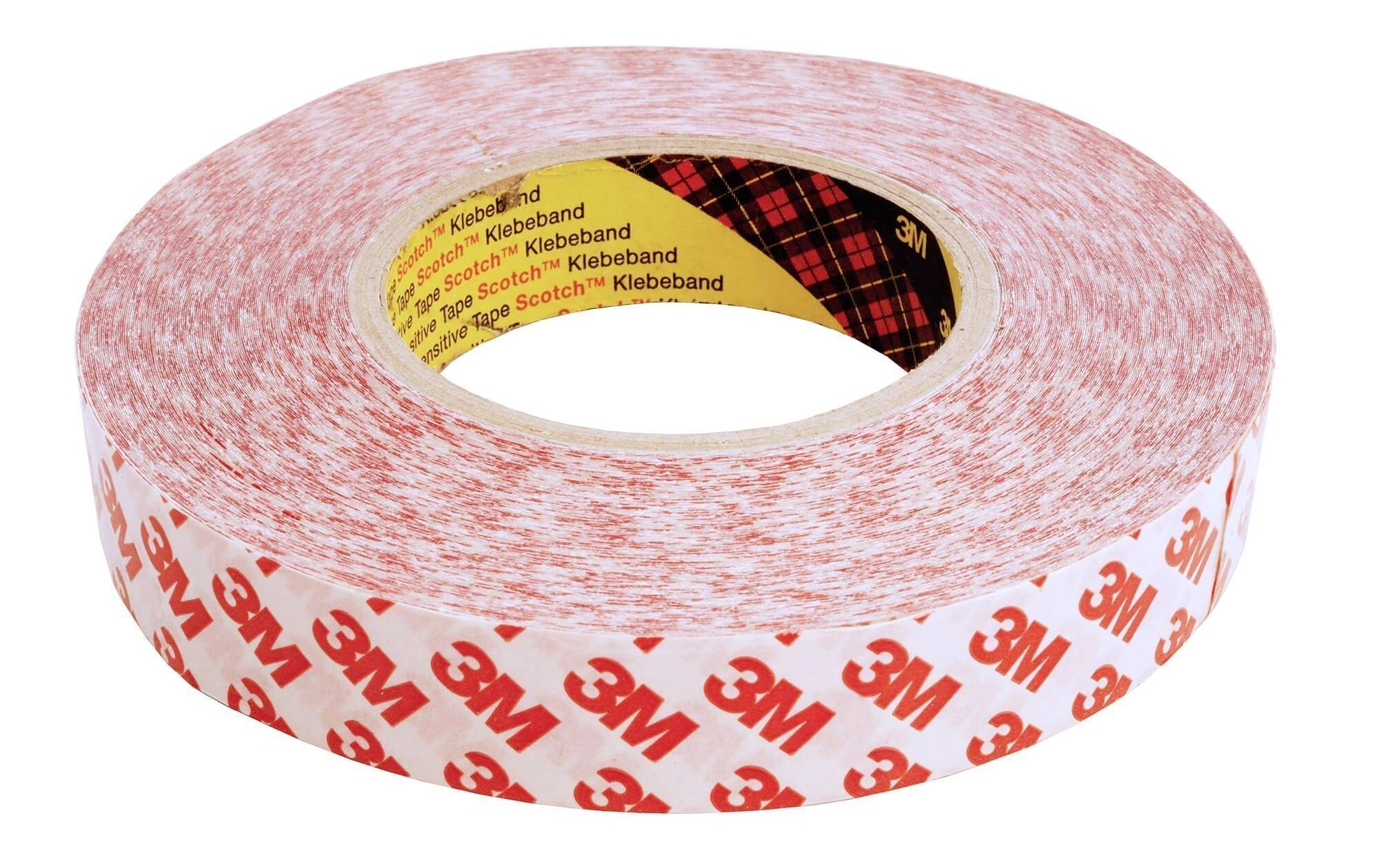 Rolle eines roten 3M-Klebebands mit weißem Hintergrund, zeigt Verpackung und Markenlogo.