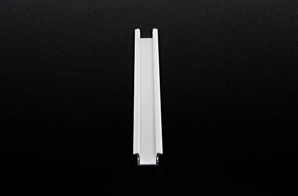 Eine weiße, schmale, U-förmige Aluminiumschiene liegt auf einem schwarzen Hintergrund.