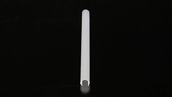 Ein einzelnes, längliches, weißes Objekt liegt auf einer dunklen Oberfläche. Es sieht aus wie ein kleines Rohr oder eine Röhre.