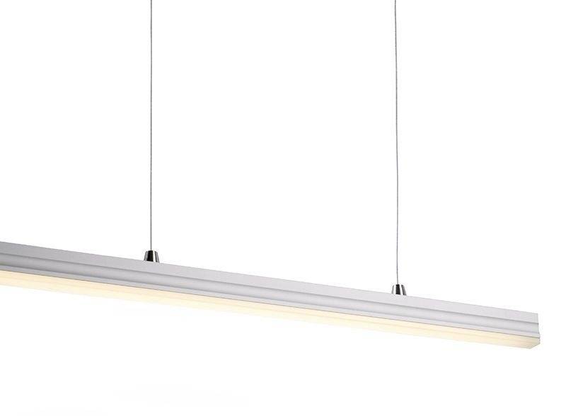 Eine moderne Pendelleuchte mit zwei Kabeln, die hängend befestigt sind. Sie strahlt warmes Licht aus. Geeignet für zeitgenössische Innenräume.