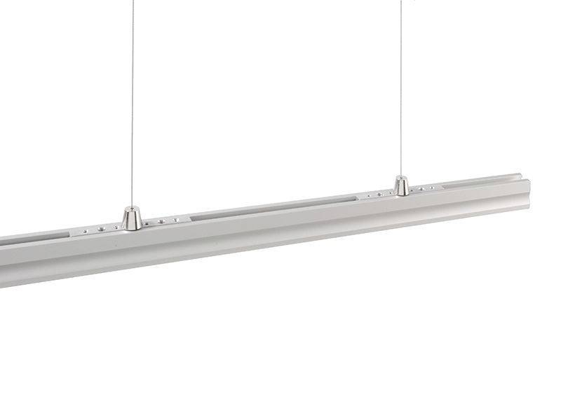 Silberne, rechteckige Hängeleuchte mit zwei dünnen Seilen oben zur Befestigung. Geeignet für moderne Innenräume.