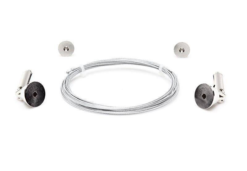 Ein Set von Metall-Drahtseilen und Befestigungszubehör auf weißem Hintergrund, vermutlich für die Befestigung von Gegenständen.