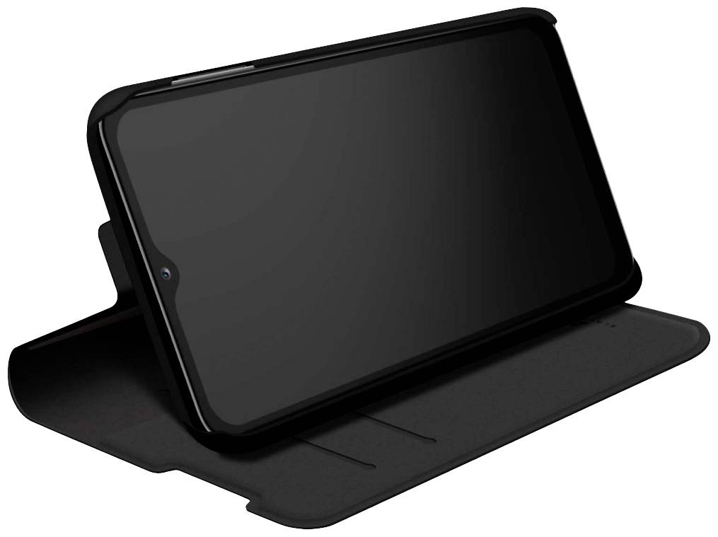 Ein schwarzes Smartphone liegt aufgetragen in einem aufklappbaren, schwarzen Hüllenständer, das Gerät zeigt nach vorn.