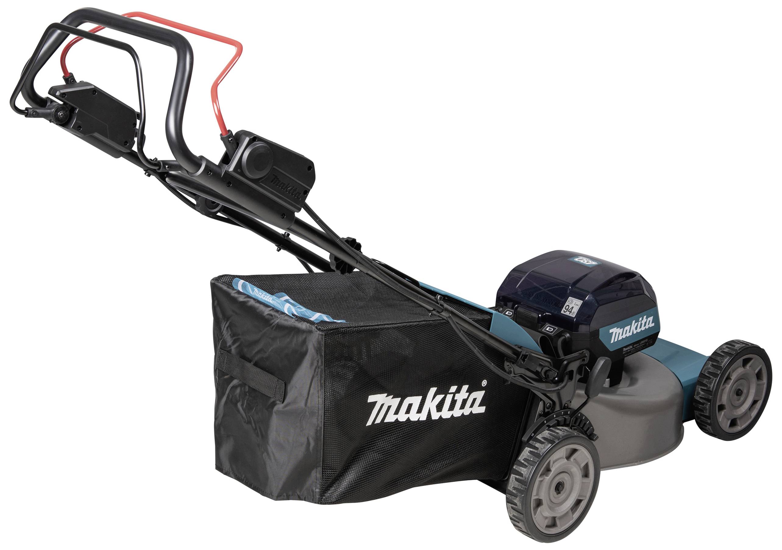Ein blauer und schwarzer Rasenmäher mit großen Hinterrädern und einem Fangkorb mit dem Logo 'Makita' auf der Seite.