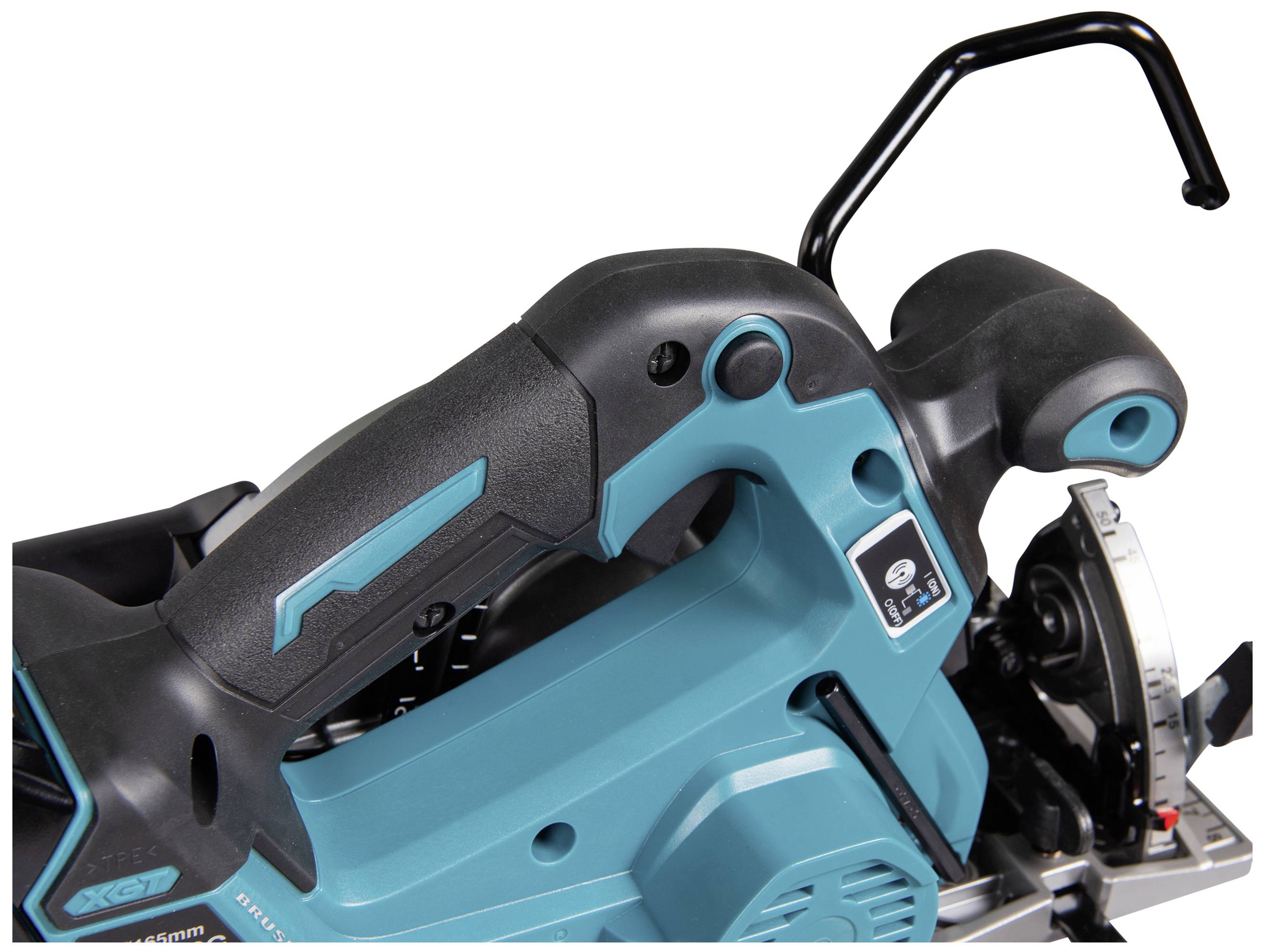 Ausschnitt einer elektrischen Handkreissäge mit blauem Gehäuse und schwarzem Griff, mit Maßanzeige an der Vorderseite.